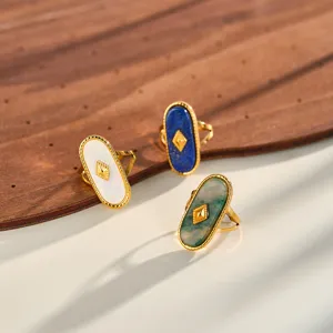 Nahaufnahme der ovalen Vintage-Steinringe mit filigranen goldenen Rändern und Details.