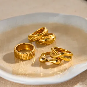 Vue détaillée de bagues minimalistes tendance en acier inoxydable plaqué or 18k pour femmes.