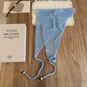 Écharpe triangle en tricot ajouré chic pour femme, foulard d'été respirant avec liens.