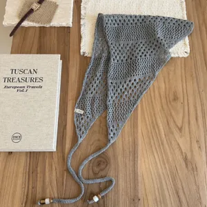 Foulard triangulaire en tricot ajouré gris, accessoire de cheveux élégant pour l'été.