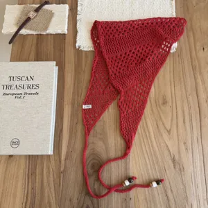 Foulard triangulaire en crochet rouge, bandana ajouré avec liens perlés pour femmes.