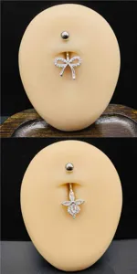 Edelstahl Bauchnabelpiercing mit AAA Zirkon Schleife und Blumen Anhänger Detail Körperschmuck.