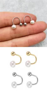 Gros plan de boucles d'oreilles perles en U élégantes, idéales au style quotidien.