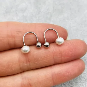 Boucles d'oreilles fer à cheval en acier titane avec perles d'eau douce pour femmes chic.