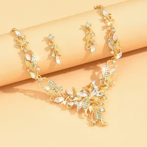 Conjunto de joyas de collar y pendientes de hojas con diamantes de imitacion dorados