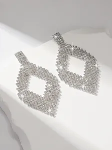 Splendidi orecchini pendenti geometrici in strass con design di cristallo scintillante.