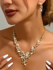 Elegante collar de gargantilla floral con estrases dorados y pendientes para fiesta.