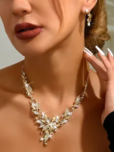 Conjunto de joyas de collar y pendientes de hojas de cristal dorado elegante para vestido de noche.