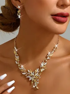 Vista detallada de cerca del collar de hojas de cristal con aretes a juego.