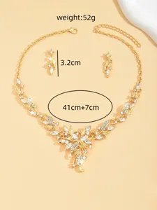 Conjunto de joyas de collar y pendientes de estrás dorado con detalles de cristales.