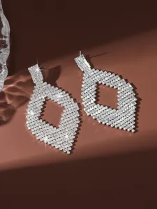 Squisiti orecchini lunghi geometrici in strass, design cavo in cristallo scintillante.