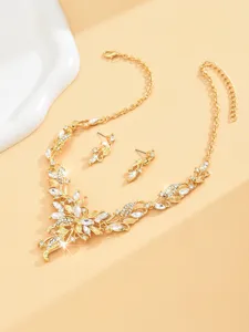 Conjunto de collar y pendientes de estrás dorados lujo diseño floral joyería detalle