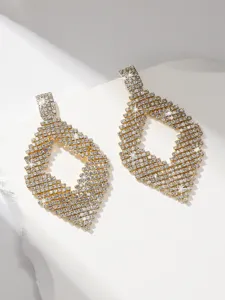 Splendidi orecchini pendenti a goccia con strass dorati, eleganti dettagli di gioielleria.