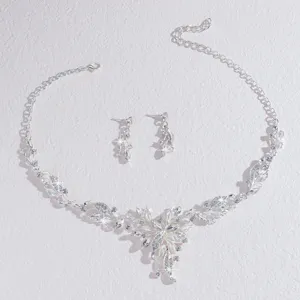 Primer plano detallado del elegante conjunto de joyas de collar y pendientes de pedrería.