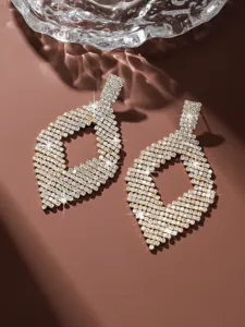 Stupendi orecchini pendenti geometrici in cristallo con strass scintillanti ed eleganti.