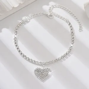 Vista dettagliata della cavigliera con cuore in strass argento, catena tennis brillante.