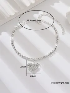 Dettaglio cavigliera cuore in strass con cristalli scintillanti, catena argento e misure.