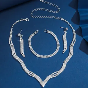 Detailaufnahme des funkelnden Strass Schmucksets mit Halskette Armband und Ohrringen.
