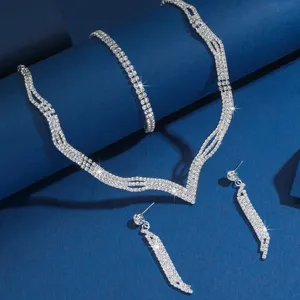 Nahaufnahme der funkelnden Strass-Silberschmuck-Set-Details für elegante Abendkleidung.