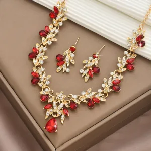 Detailansicht des luxuriösen roten Kristall Strass Braut Halskette und Ohrringe Sets.