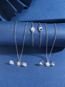 Detail van koperen zirkonia sieradenset met sprankelende stenen en elegante zilverglans.