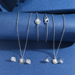 Gedetailleerd overzicht van elegante zirconia sieradenset met sprankelende hangers.