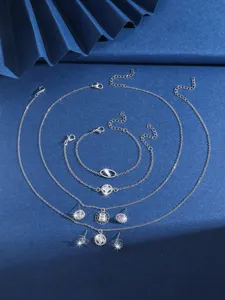 Prachtige zilverkleurige kubische zirkonia sieradenset ketting armband oorbellen detail