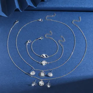 Elegante zilverkleurige zirconia sieradenset met kettingen, armbanden en oorbellen voor dames.