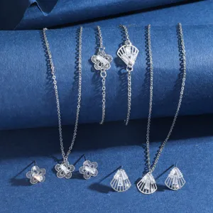 Gedetailleerd overzicht van de elegante koperen sieradenset met zirkonia en bloemmotieven.