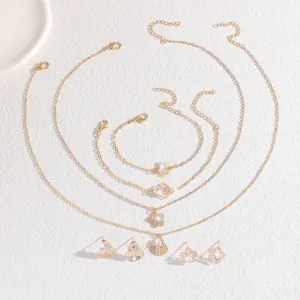 Verguld zircone sieradenset met delicate kettingen, een prachtige armband en stijlvolle oorbellen.