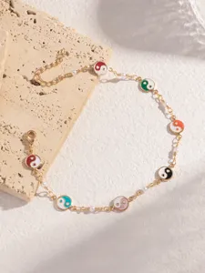 Vergoldetes Kettenarmband mit bunten Yin-Yang Emaille-Anhängern und zarten Perlen Detail.