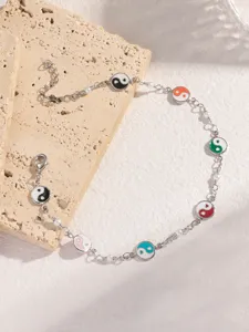 Modisches mehrfarbiges Yin Yang Charm Armband mit zarten Perlen und silberner Kette.
