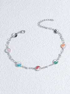 Nahaufnahme des silberfarbenen Kettenarmbands mit mehrfarbigen Yin-Yang-Emailleanhängern.