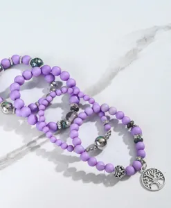 Set di bracciali multistrato di perline viola bohémien con ciondolo albero della vita, vista dettagli.