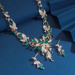 Vista detallada del conjunto de joyas de collar y pendientes de hojas de cristal verde dorado.
