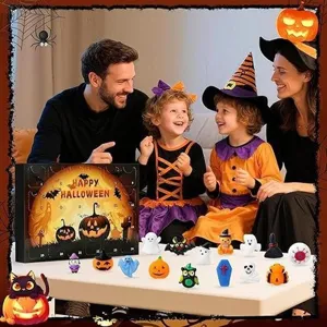 Famiglia gioca con un calendario dell'Avvento di Halloween con mini zucche.