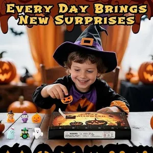 Bambino felice che apre un calendario dell'Avvento di Halloween con graziose figurine spaventose
