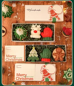 Détail d'un coffret cadeau de bougies parfumées de Noël faites à la main aux formes