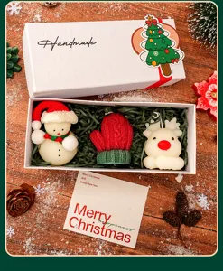 Vue détaillée du coffret cadeau de bougies parfumées de Noël faites à la main ici