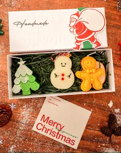 Vue détaillée du coffret cadeau de bougies parfumées de Noël aux formes variées