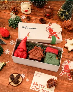 Gros plan d'un coffret cadeau de bougies de Noël avec des formes de gnome et de chaussette