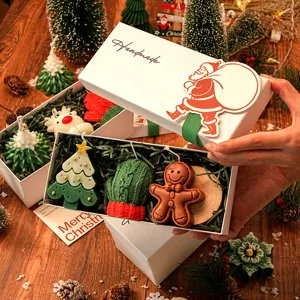 Coffret cadeau de bougies parfumées de Noël faites main en forme de sapin, moufle et pain d'épices