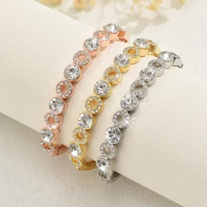 Vista dettagliata di bracciali con catena in cristallo geometrici alla moda in oro e argento.