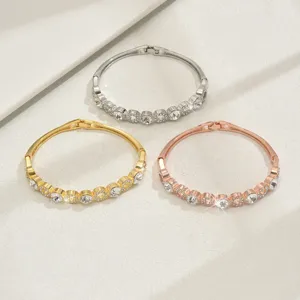 Elegante set di bracciali rigidi in metallo con strass, disponibili in argento, oro e oro rosa.