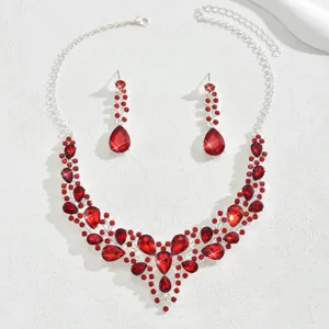 Ensemble collier et boucles d'oreilles en strass cristal rouge élégant pour femmes.