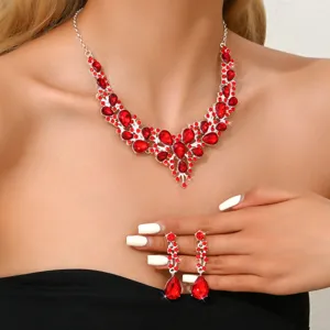 Ensemble de bijoux collier et boucles d'oreilles en strass cristal rouge pour femme.