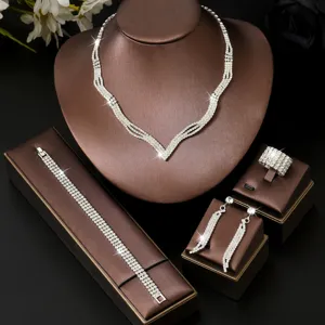 Nahaufnahme des glitzernden Strass-Schmucksets mit Halskette, Armband, Ohrringen und Ring.