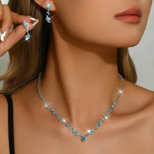 Nahaufnahme Detailansicht des funkelnden blauen Kristall Halsketten und Ohrring Sets.