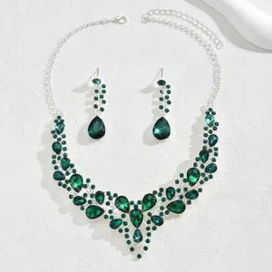 Magnifique ensemble de collier et boucles d'oreilles en strass cristal vert pour mariage.