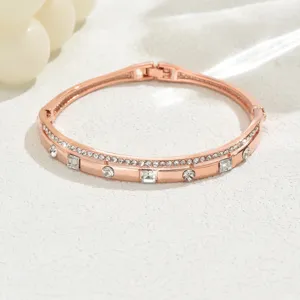 Stupendo bracciale rigido geometrico in strass di cristallo oro rosa, dettaglio traforato.